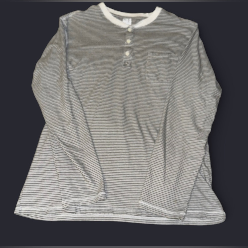 Gap grey and white striped henley shirt.
Size XL 9.8/10 condition.